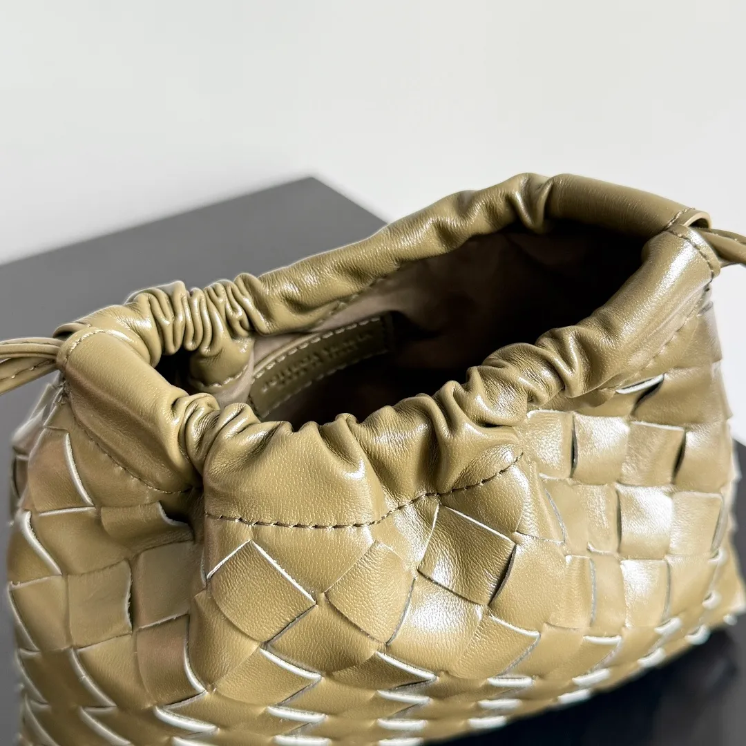 Batch 1400 BOTTEGA VENETA DUSTBAG mini size is officially launched📣📣. It still continues the classic weaving process. The lazy and casual feeling presented by the drawstring pockets is not too suitable for summer. The small back body is light and convenient. It is enough to carry lipstick and tissues when going out every day. It is not easy to make mistakes with any clothes. The shoulder strap has a buckle and pull-out design, which can be adjusted to unlock multiple carrying methods. Style number: 816987 Size: 21*16.6*1cm
